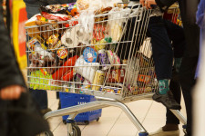 Az Auchan, a Tesco és a Penny Market magyarításával érheti el a kormány a nagy álmát
