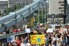 Rengeteg uniós pénzt kellene jól szétosztanunk , hogy ne a magyar szegények kárára zöldüljön az EU