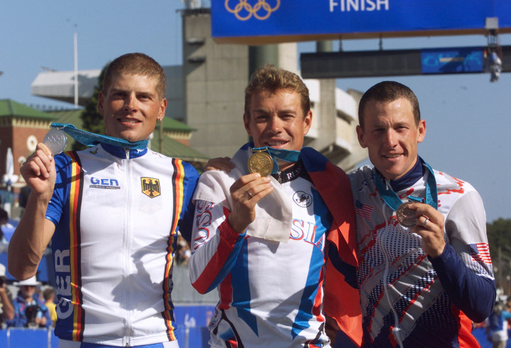 Lance Armstrong (jobbról) Sydneyben nyert bronzérmét is visszamenőleg vonták vissza a doppingbotránya után