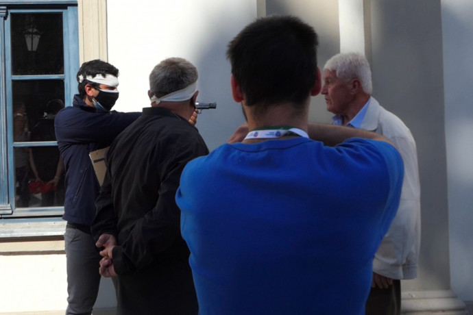 Gázpisztoly, rugdosás, kutyaszardobálás: durvul az utcai kampány, testőröket mégis ritkán visznek a jelöltek