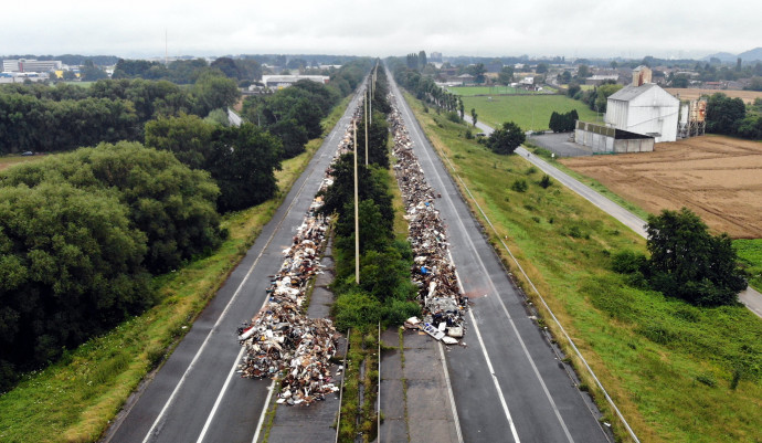 Drónfelvétel az összegyűjtött szemétről a belgiumi Milmortnál az A601-es úton – Fotó: Eric Lalmand / Belga Mag / AFP