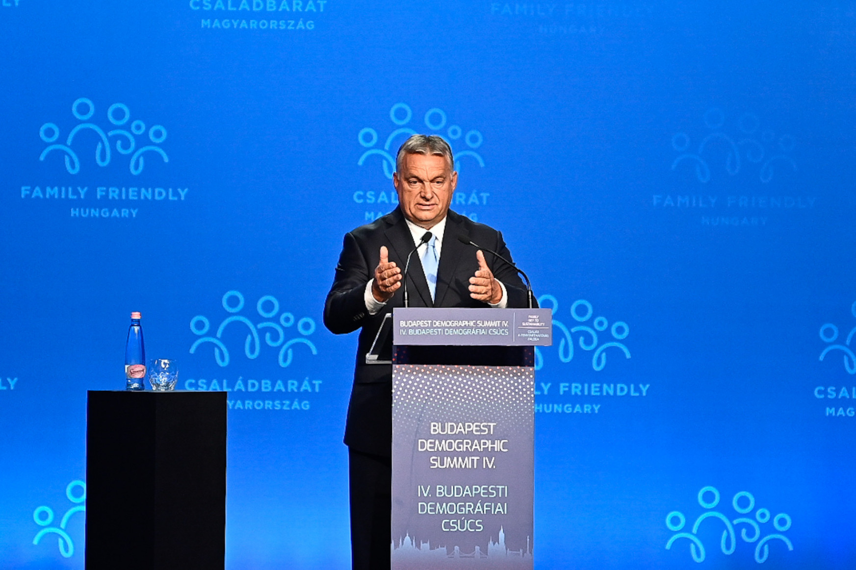 Orbán egyre gyakrabban okolja a népességcsökkenésért az állami nyugdíj- és egészségügyi rendszert