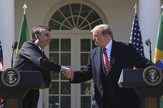 Bolsonaro kézfogása Trumppal a Fehér Házban 2019 márciusában – Fotó: Jim Watson / AFP