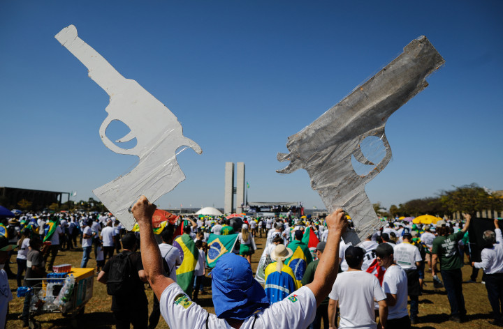 Fegyverbarát Bolsonaro-szimpatizáns egy brazíliavárosi tüntetésen 2021 júliusában – Fotó: Sergio Lima / AFP