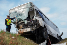 Busz és furgon ütközött Bács-Kiskunban, egy ember meghalt, nyolcan megsérültek