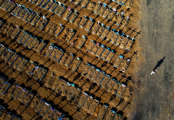 Sírok egy brazil Covid-temetőben – Fotó: Michael Dantas / AFP