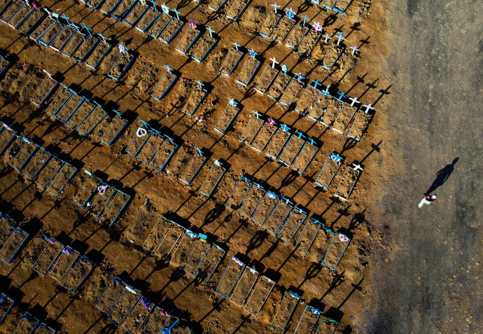 Sírok egy brazil Covid-temetőben – Fotó: Michael Dantas / AFP