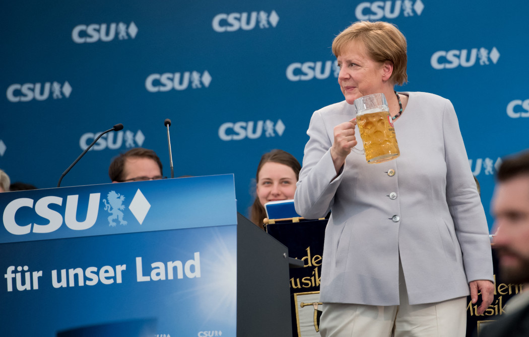 Angela Merkel egy korsó sörrel a CDU (Kereszténydemokrata Unió) és bajor testvérpártja, a CSU (Bajor Keresztényszociális Unió) közös választási rendezvényén 2017-ben Münchenben – Fotó: Sven Hoppe / DPA / AFP