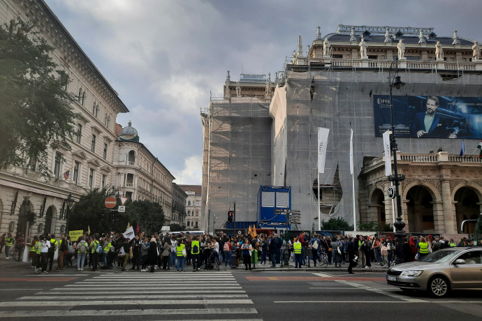 Klímatüntetők gyülekeznek Budapesten, az Opera előtt 2021. szeptember 24-én – Fotók: Lengyel-Szabó Péter / Telex