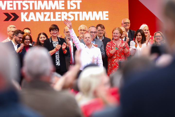 A német pénzügyminiszter, alkancellár és a szociáldemokrata SPD kancellárjelöltje, Olaf Scholz integet támogatóinak egy kölni kampányrendezvényen 2021. szeptember 24-én – Fotó: Uta Wagner / AFP