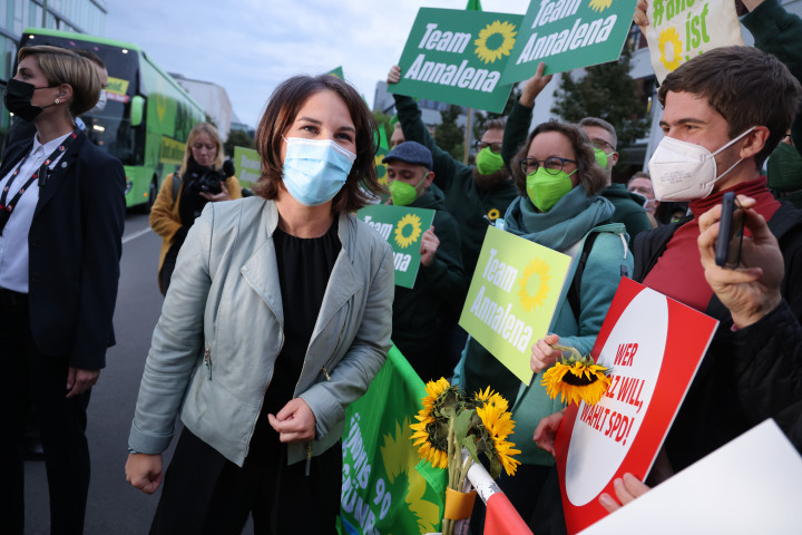 Annalena Baerbock, a Zöldek kancellárjelöltje üdvözli támogatóit, amikor megérkezik az utolsó jelöltek közötti televíziós vitára Berlinben 2021. szeptember 19-én – Fotó: Sean Gallup / Getty Images