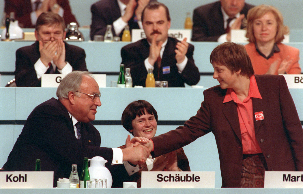 Helmut Kohl gratulál újonnan megválasztott képviselőjének, Angela Merkelnek a CDU drezdai konferenciáján, 1991. december 15-én – Fotó: Michael Jung / DPA / AFP 