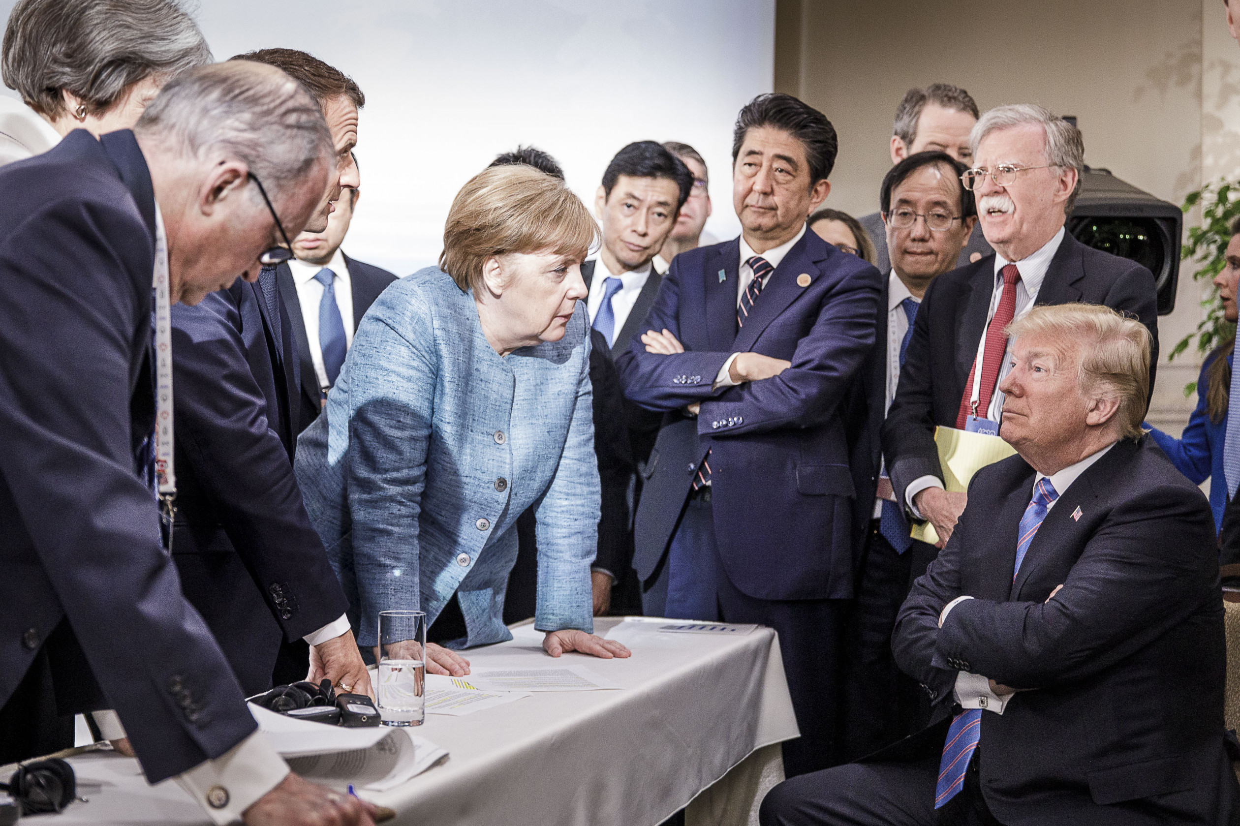 Angela Merkel tárgyal Donald Trump amerikai elnökkel 2018. június 9-én, körülöttük a G7 többi vezetője a kanadai La Malbaie-ban rendezett csúcstalálkozón – Fotó: Jesco Denzel / AFP / Getty Images