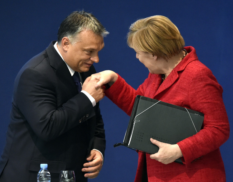 (1) Angela Merkel és Barack Obama amerikai elnök beszélgetnek a Garmisch-Partenkirchenben rendezett G7-csúcstalálkozó egyik szünetében 2015-ben – Fotó Michael Kappeler / POOL / AFP – (2) Emmanuel Macron francia elnök, Angela Merkel és Donald Trump amerikai elnök a NATO-tagországok vezetőinek részvételével Londonban rendezett csúcstalálkozón 2019-ben – Fotó: Christian Hartmann / POOL / AFP – (3) Orbán Viktor üdvözli Angela Merkelt az Európai Néppárt madridi kongresszusán 2015-ben – Fotó: Gerard Julien / AFP – (4) Angela Merkel, Vlagyimir Putyin és Koni, a labrador találkozója Szocsiban 2007 -ben – Fotó: Dmitry Astakhov / ITAR-TASS / AFP