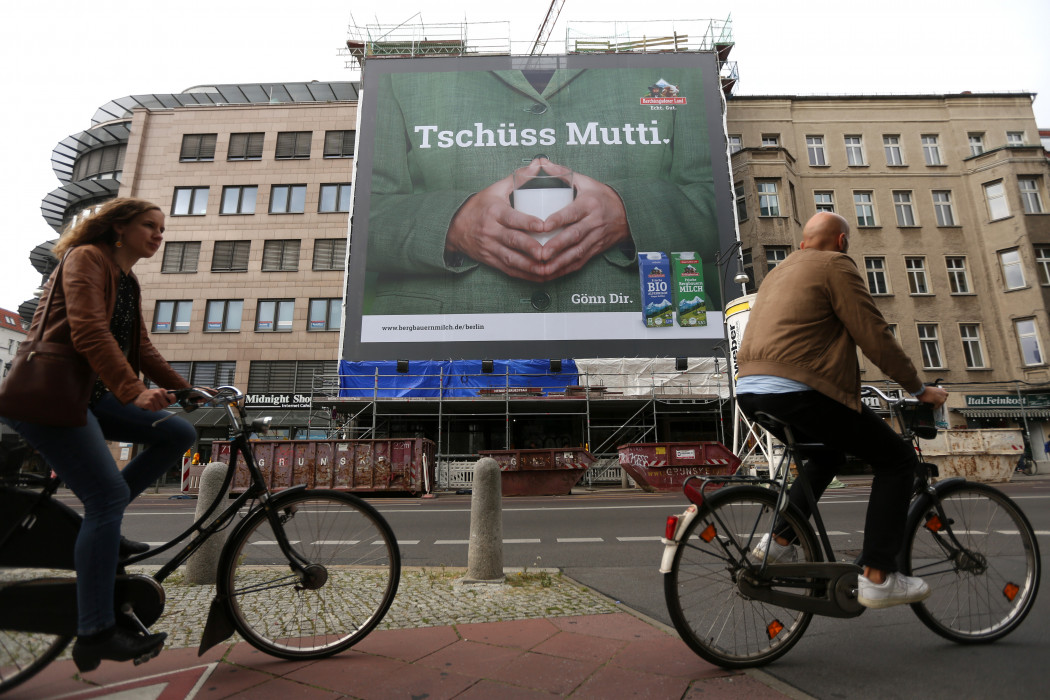 "Viszlát, Mutti!" – olvasható a felirat egy óriás-reklámplakáton Berlinben 2021. szeptember 26-án – Fotó: Adam Berry / Getty Images