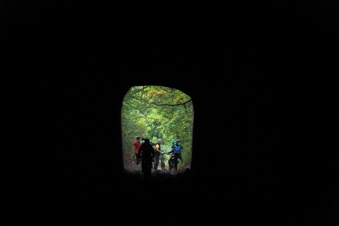 Fent: háttérben Salgó vára, lent: fény az alagút végén – Fotó: Fiantok Dániel
