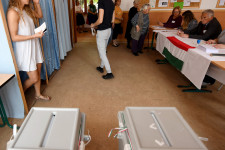 A demokratikus országokban élők jó dolgukban egyre inkább belefáradnak a sokasodó választásokba