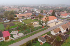Amikor sok pénzt öntenek egy elmaradott faluba, lehet, hogy jobban el akarnak költözni onnan az emberek