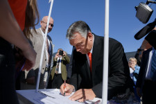 Orbán Viktor is aláírta a Stop, Gyurcsány! Stop, Karácsony! petíciót