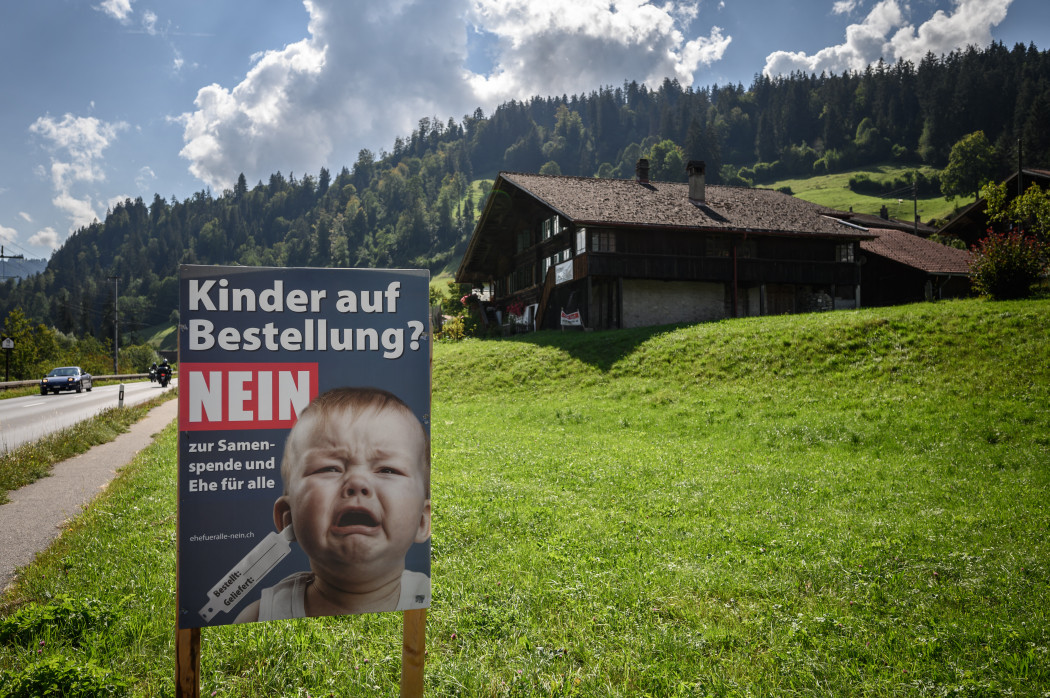 A megengedőbb szabályozás elutasítását hirdető plakát a svájci Zweisimmenben – Fotó: Fabrice Coffrini / AFP