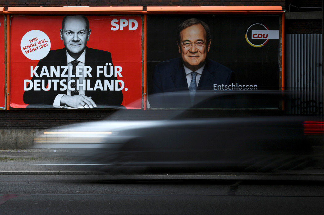 Olaf Scholz, az SPD és Armin Laschet, a CDU-CSU kancellárjelöltje a berlini utcák plakátjain – Fotó: Annegret Hilse / Reuters