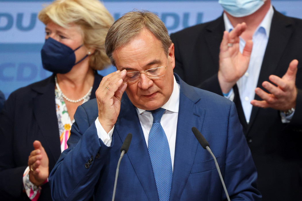 Armin Laschet a vasárnap esti exit poll felmérések közzététele utáni sajtótájékoztatón – Fotó: Fabrizio Bensch / Reuters