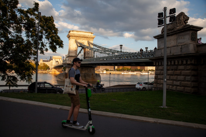 Bérelhető elektromos rollerrel közlekedő Budapest belvárosában – Fotó: Rostás Bianka / Telex