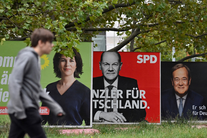 Annalena Baerbock, Olaf Scholz és Armin Laschet választási plakátjaikon 2021. szeptember 26-án – Fotó: John Macdougall / AFP