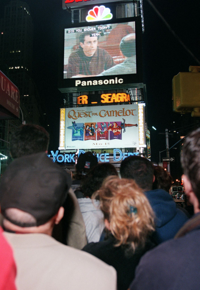 Az utolsó Seinfeld-részt nézik a Times Square-en, New Yorkban 1998-ban – Fotó: Stan Honda / AFP
