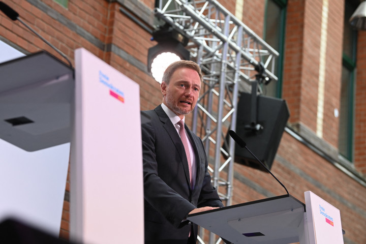 Christian Lindner FDP-elnök a hétfői sajtótájékoztatóján – Fotó: Sebastian Kahnert / dpa Picture-Alliance via AFP