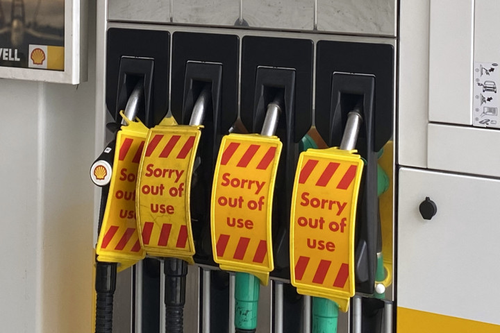 Az üzemanyag-forgalmazók arra kérik a brit autósokat, hogy fejezzék be a pánikvásárlást, van elég üzemanyag
