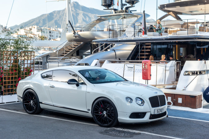 Luxusautó parkol Marbella kikötőjében 2020 júliusában – Fotó: Alexe Marcel / Shutterstock