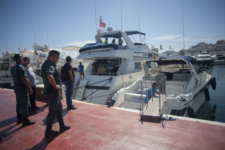 Spanyol rendőrök egy orosz maffiafőnök elfogásánál Marbella kikötőjében 2017-ben – Fotó: Jorge Guerrero / AFP