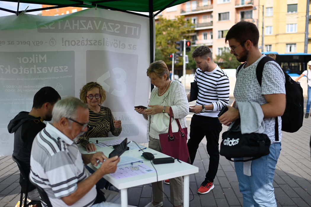 Szavazók az ellenzéki előválasztás első fordulójában a Móricz Zsigmond körtéren felállított szavazósátorban 2021. szeptember 28-án – Fotó: Bődey János / Telex