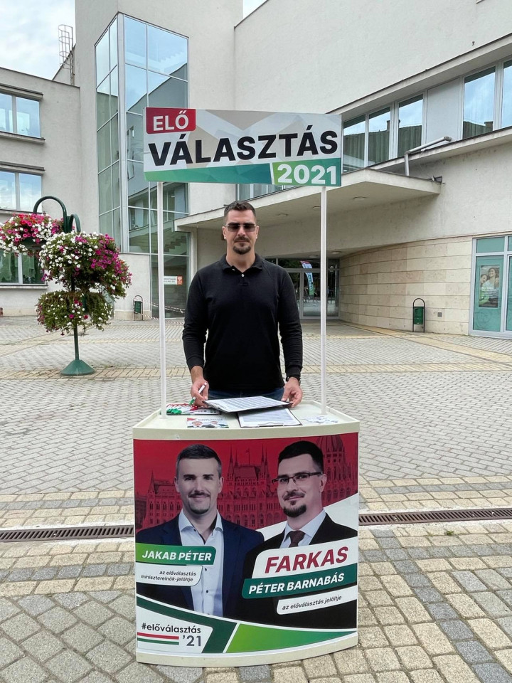 Farkas Péter Barnabás aláírást gyűjt Ózdon – Fotó: Farkas P. Barnabás / Facebook