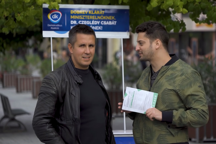 Czeglédy Csaba és Ungár Péter a Telex videójában Szombathelyen a kampány során – Forrás: Telex