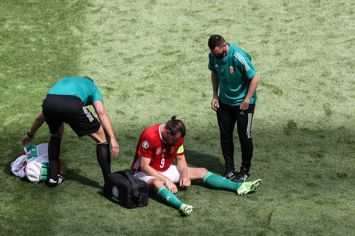 Szalai Ádámot ápolják a labdarúgó Európa-bajnokság F csoportjának második fordulójában, a Magyarország–Franciaország mérkőzésen – Fotó: Huszti István / Telex