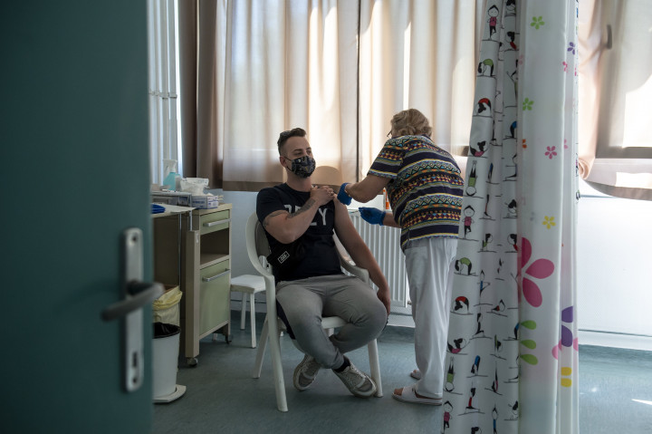 Egy férfi megkapja az orosz Szputnyik V koronavírus elleni vakcina első adagját a hatvani Albert Schweitzer Kórház-Rendelőintézet oltópontján 2021. június 15-én – Fotó: Komka Péter / MTI