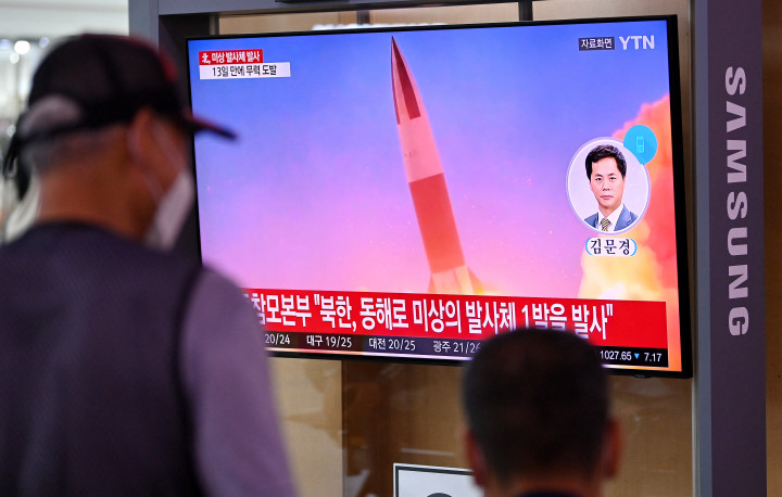 Beszámoló az észak-koreai rakétatesztről a dél-koreai tévében. Fotó: Jung Yeon-je / AFP