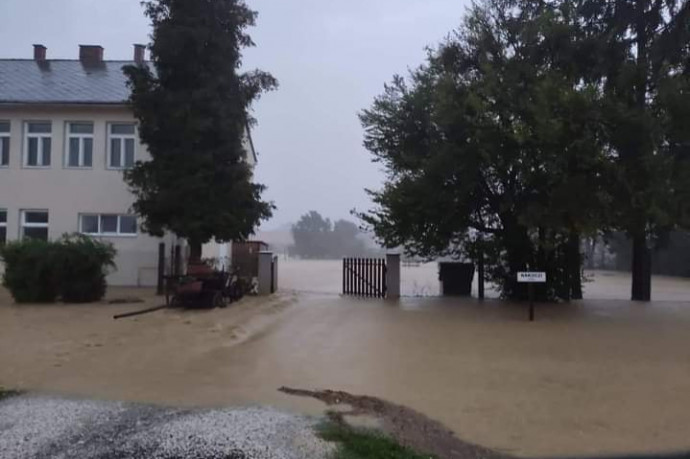 135 milliméter eső esett Bajánsenyén, villámárvizet okozott