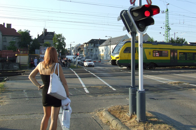 A győri átjáró, ahol mindig áll, reménykedik és elkésik mindenki