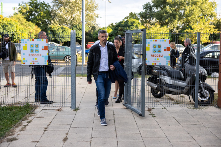 Jakab Péter érkezik az RTL Klub által rendezett előválasztási miniszterelnök-jelölti vitára a televízió stúdiójába 2021 szeptember 24-én – Fotó: Németh Sz. Péter / Telex