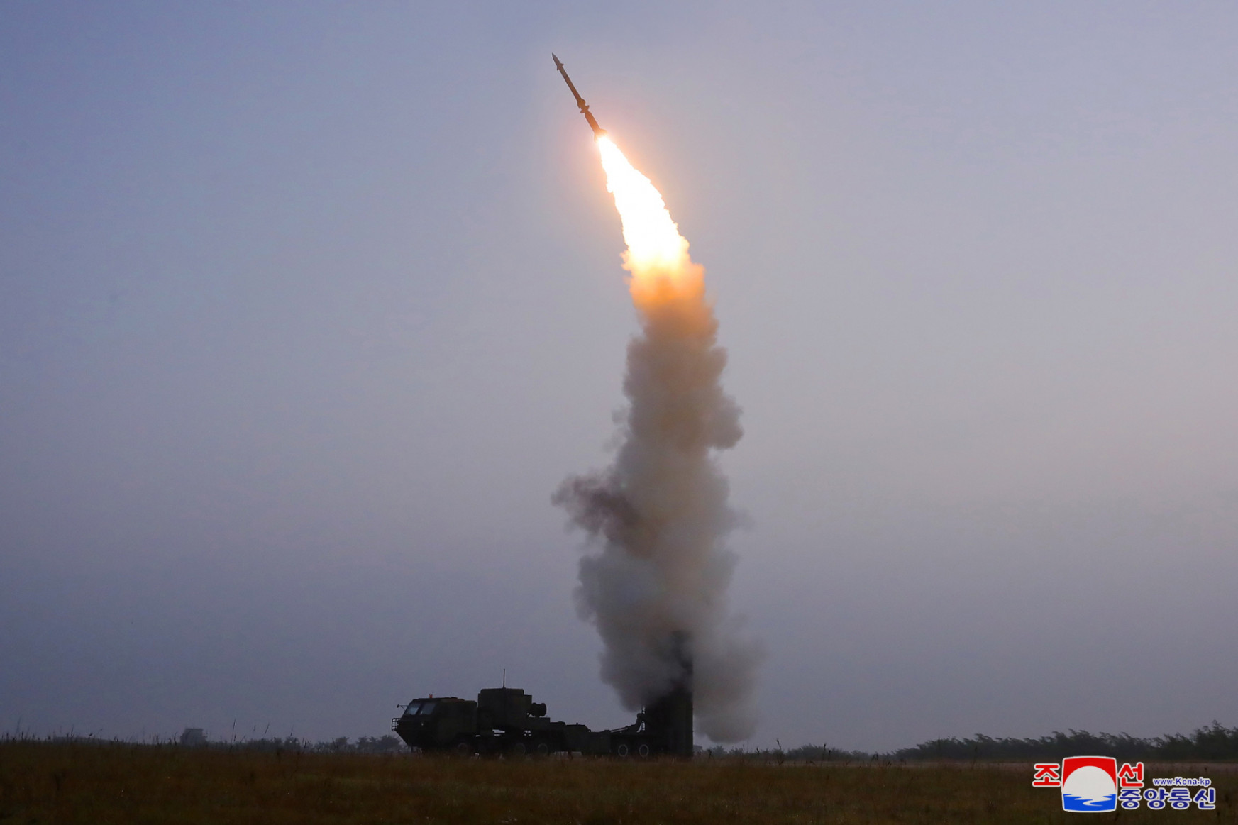 Észak-Korea újabb tesztet hajtott végre, ezúttal egy új légvédelmi rakétával