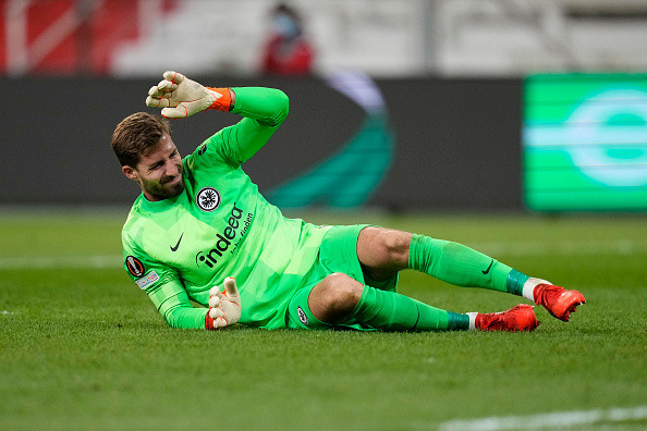 Petárdára lépett a Frankfurt kapusa az El-meccs közben