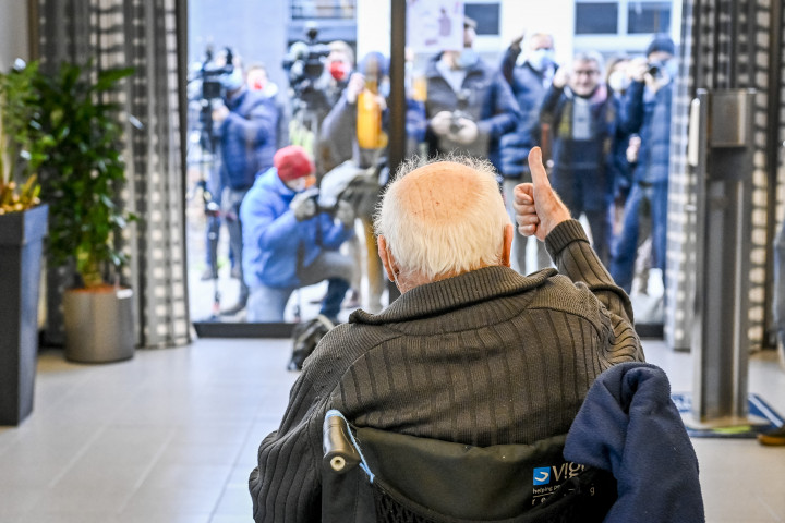 A 96 éves Jos Hermans integet az újságíróknak, miután Belgiumban elsőként kapta meg a Pfizer–BioNTech Covid–19 elleni vakcináját 2020. december 28-án – Fotó: Dirk Waem / AFP