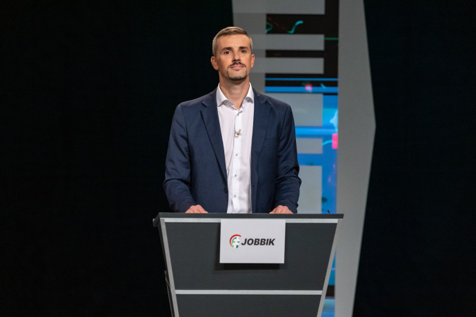 Jakab Péter az RTL Klub által rendezett előválasztási miniszterelnök-jelölti vita előtt a televízió stúdiójában 2021. szeptember 24-én – Fotó: Németh Sz. Péter / Telex