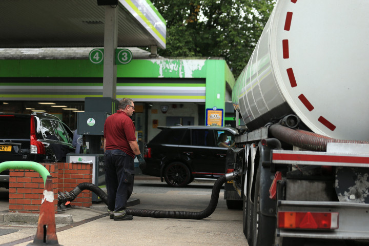 Egy tartálykocsi sofőrje átfejti az üzemanyagot a BP egyik Scunthorpe-i töltőállomásán – Fotó: Lindsey Parnaby / AFP