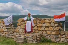 A magyar zászlón ugrik át új klipjében Vincze Lilla
