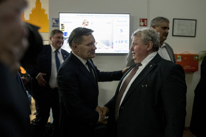 Alekszej Lihacsov, a Roszatom orosz állami atomenergetikai konszern vezérigazgatója és Süli János, a Paks II. beruházásért felelős tárca nélküli miniszter az ASZE Mérnöki Vállalat paksi telephelyén 2019. november 5-én – Fotó: Sóki Tamás / MTI
