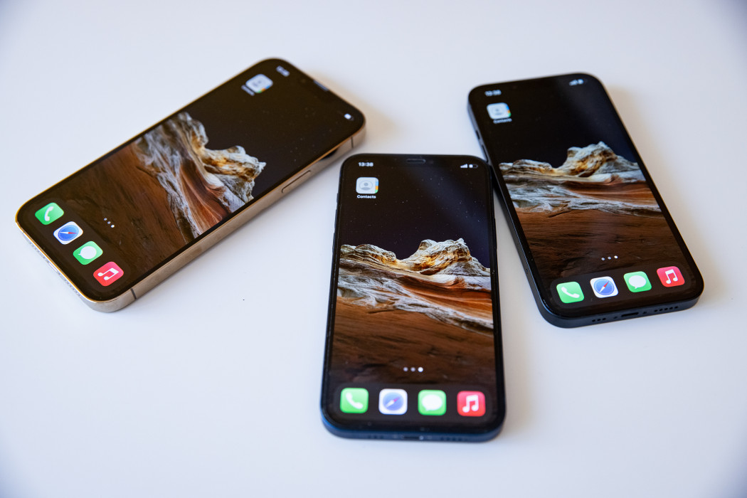 iPhone 13 Pro Max; iPhone 13 és iPhone 12 – Fotó: Ajpek Orsi / Telex